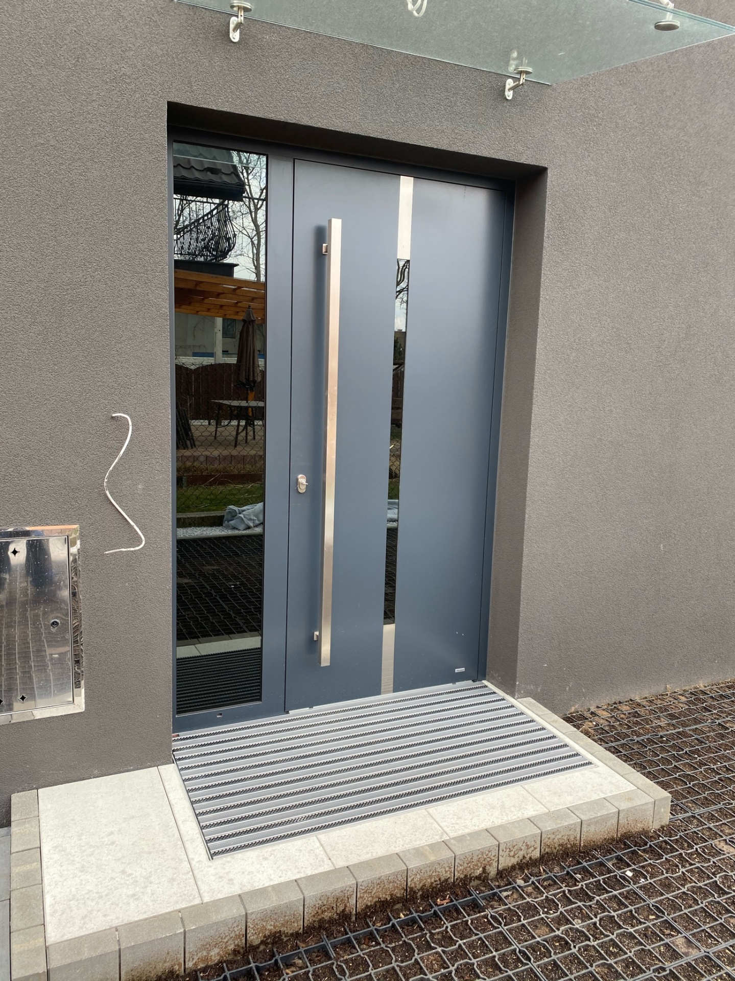 Drzwi zewnętrzne aluminiowe antracyt z pochwytami inox — realizacja HUBERT