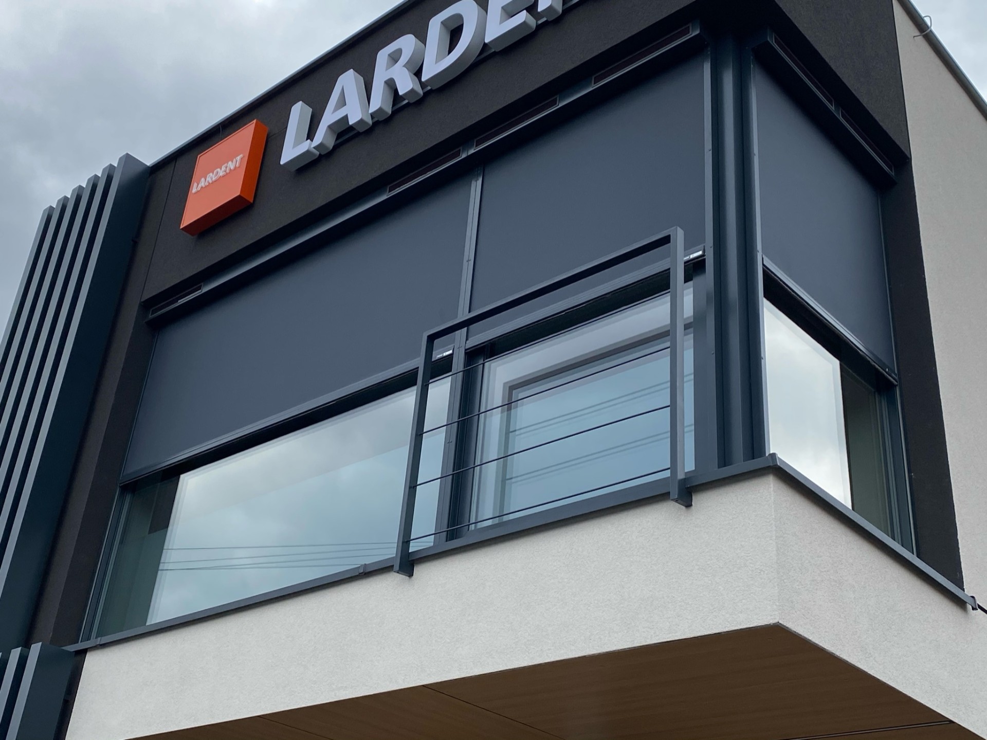 Okna aluminiowe z roletami zewnętrznymi antracyt — realizacja komercyjna Lardent