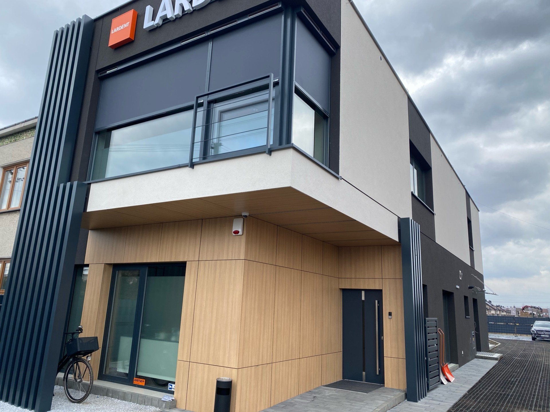 Budynek biurowy Lardent z oknami aluminiowymi i drzwiami zewnętrznymi — realizacja HUBERT